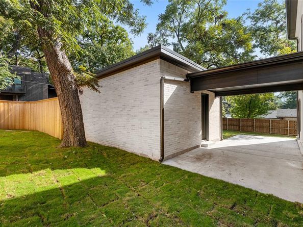 10434  Vinemont Street , Dallas Texas 75218