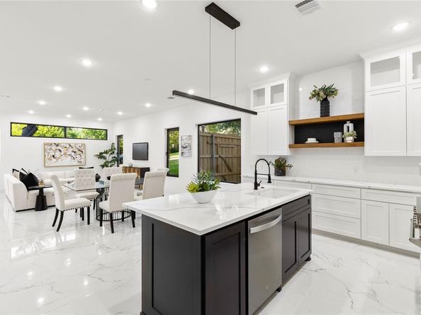 10434  Vinemont Street , Dallas Texas 75218