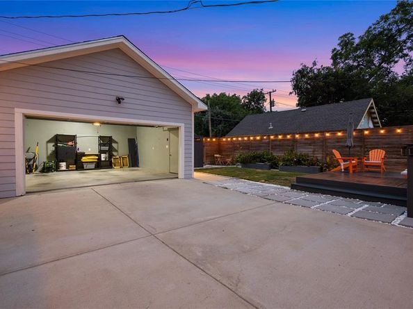 2534  Gladstone Drive , Dallas Texas 75211