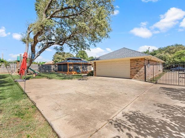 1922  Rockbrook Drive , Arlington Texas 76006