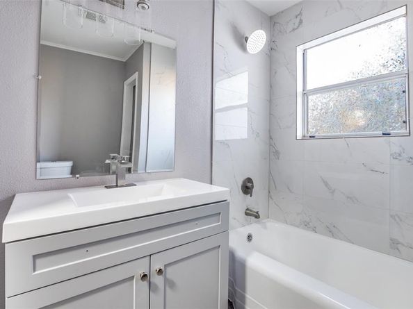 421 W 8th Street , Lancaster Texas 75146