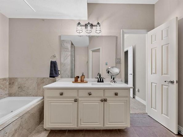 2344  Southcourt Circle , Irving Texas 75038