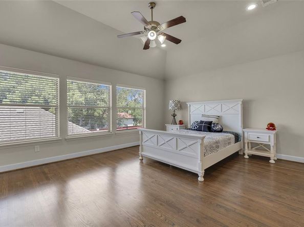 2407  Knight Street , Dallas Texas 75219