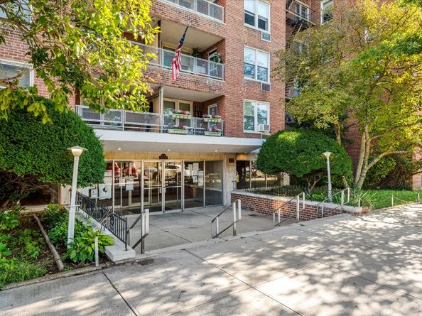 60-11 Broadway 3A, Queens NY 11377