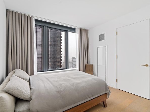 3 Court Square 2902, Queens NY 11101