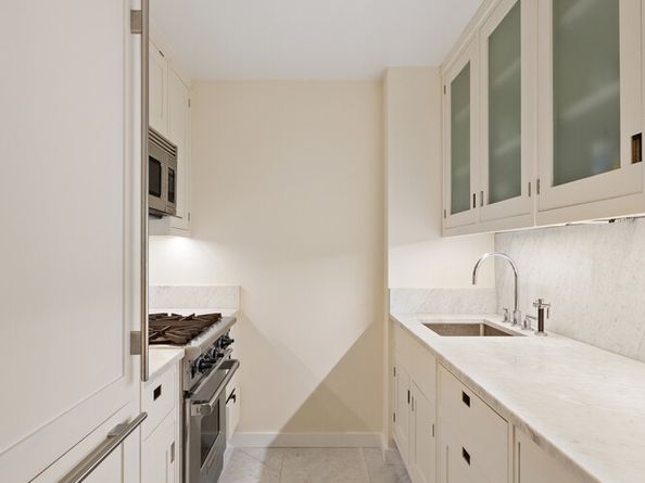 200 East 69th Street 6N, New York NY 10021