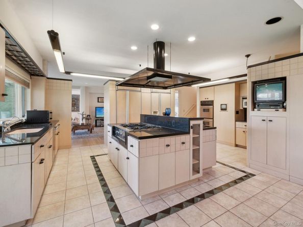 110A Windsor Gate, Great Neck NY 11020