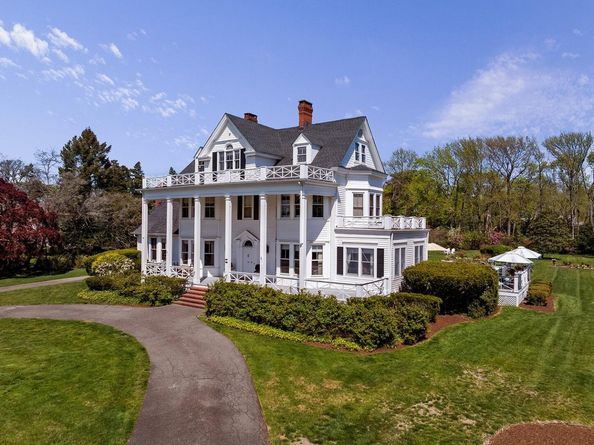 35 S Penataquit Avenue, Bay Shore NY 11706