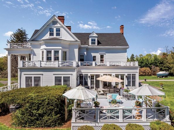 35 S Penataquit Avenue, Bay Shore NY 11706