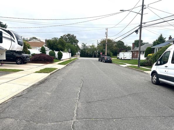 11 Berryhill Lane, Bethpage NY 11714