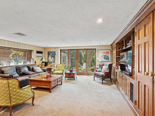 221 Somerset Drive, Hewlett NY 11557