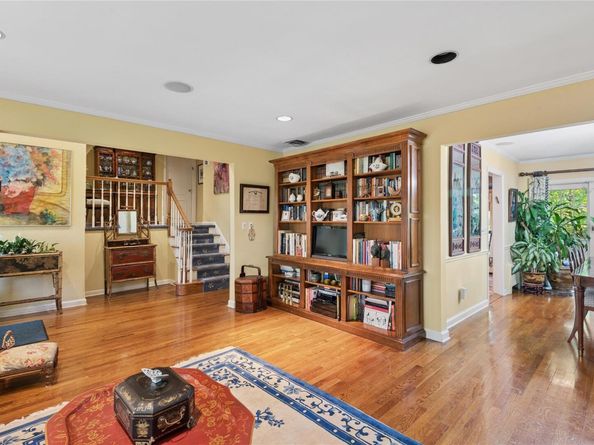 221 Somerset Drive, Hewlett NY 11557