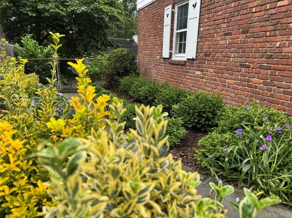 38 Mason Drive, Manhasset NY 11030