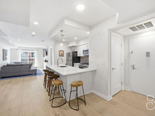 23-23 30th Road 3A, Astoria NY 11102