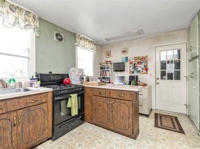 27 Deepdale Parkway, Roslyn Heights NY 11577