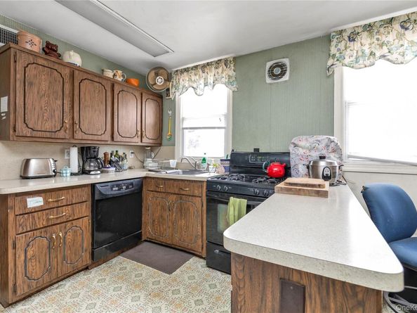 27 Deepdale Parkway, Roslyn Heights NY 11577