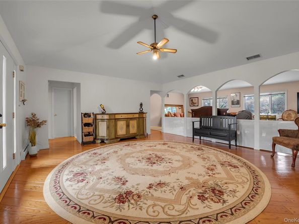 26 Julia Lane, East Northport NY 11731