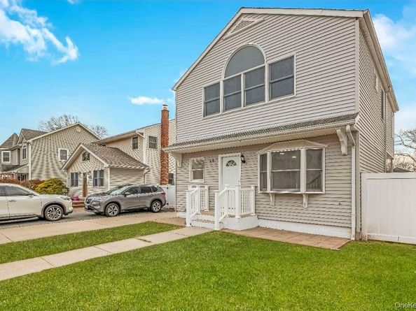 54 5th Street, Ronkonkoma NY 11779