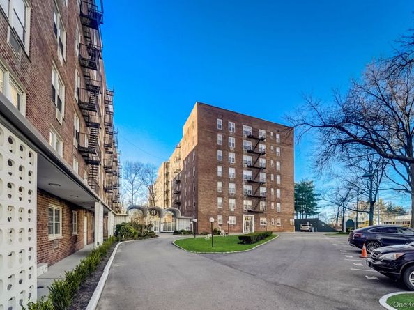 54-44 Little Neck Parkway 6V, Little Neck NY 11362