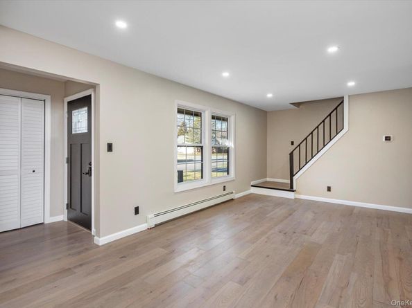 41 Embargo Place, North Babylon NY 11703