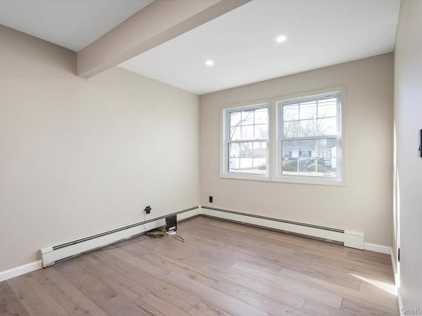 41 Embargo Place, North Babylon NY 11703