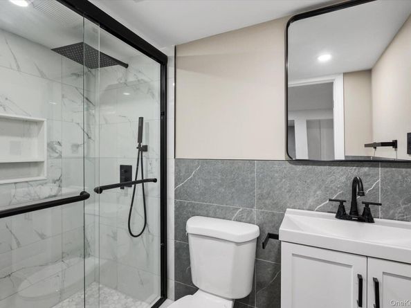 41 Embargo Place, North Babylon NY 11703