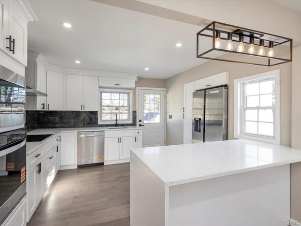 41 Embargo Place, North Babylon NY 11703