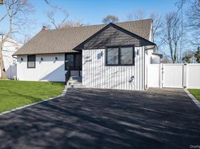 41 Embargo Place, North Babylon NY 11703