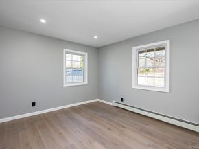 41 Embargo Place, North Babylon NY 11703