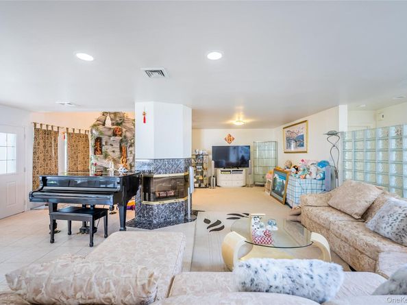 19 Wayside Lane, Wantagh NY 11793