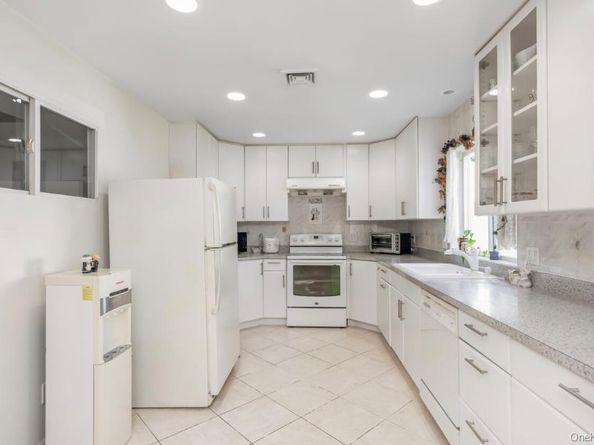 19 Wayside Lane, Wantagh NY 11793