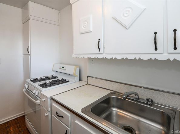 220-04 Stronghurst Avenue 185, Queens Village NY 11427