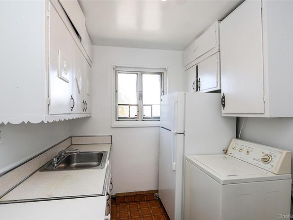 220-04 Stronghurst Avenue 185, Queens Village NY 11427