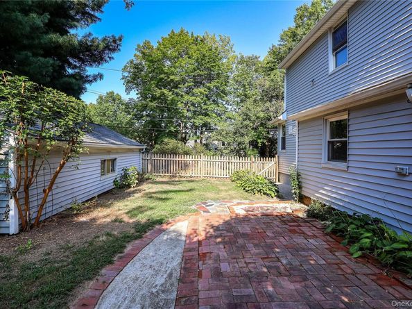 24 8th Avenue, Sea Cliff NY 11579