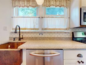 24 8th Avenue, Sea Cliff NY 11579