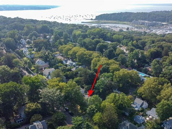 24 8th Avenue, Sea Cliff NY 11579