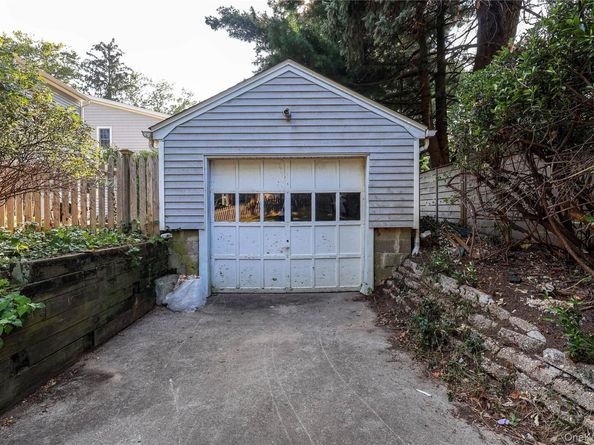 24 8th Avenue, Sea Cliff NY 11579