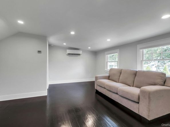 9 Arkays Avenue, East Islip NY 11730
