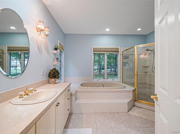 4 Pia Court, Holtsville NY 11742