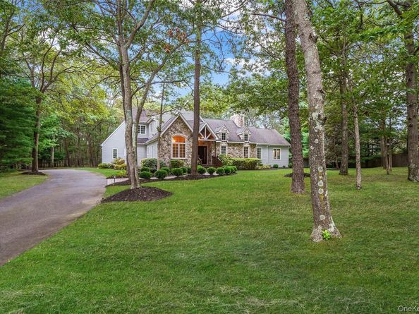 4 Pia Court, Holtsville NY 11742