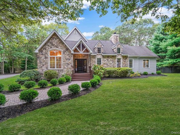 4 Pia Court, Holtsville NY 11742