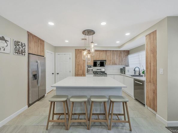 18 E Lyons Street, Melville NY 11747