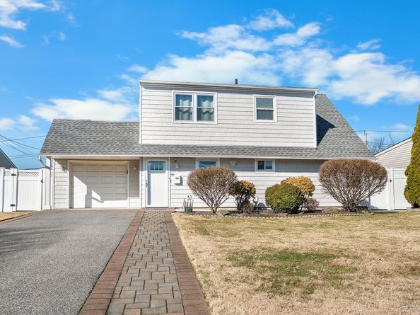 48 Daffodil Lane, Wantagh NY 11793