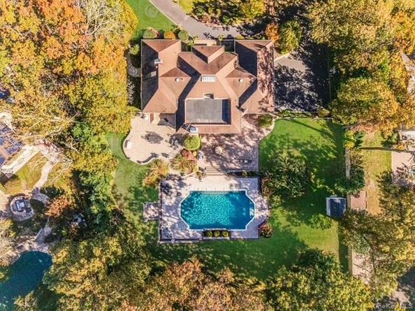 26 Sleepy Hollow Lane, Dix Hills NY 11746