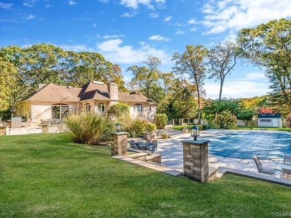 26 Sleepy Hollow Lane, Dix Hills NY 11746