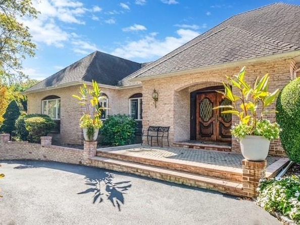 26 Sleepy Hollow Lane, Dix Hills NY 11746