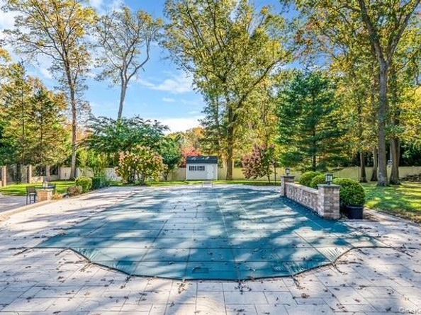 26 Sleepy Hollow Lane, Dix Hills NY 11746