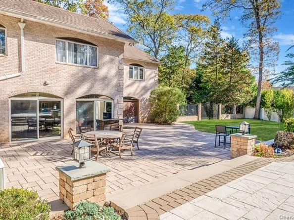 26 Sleepy Hollow Lane, Dix Hills NY 11746