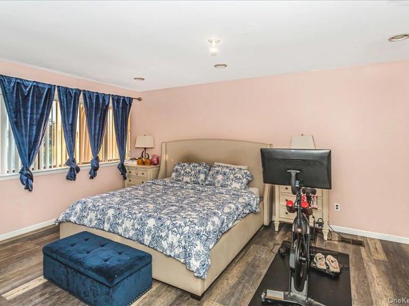 21 Vanderbilt Way 21, Valley Stream NY 11581