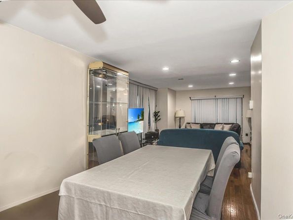 21 Vanderbilt Way 21, Valley Stream NY 11581